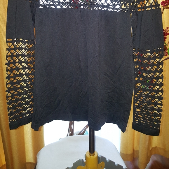 Black long ..sleeve top w/ stretchy material - Picture 4 of 4